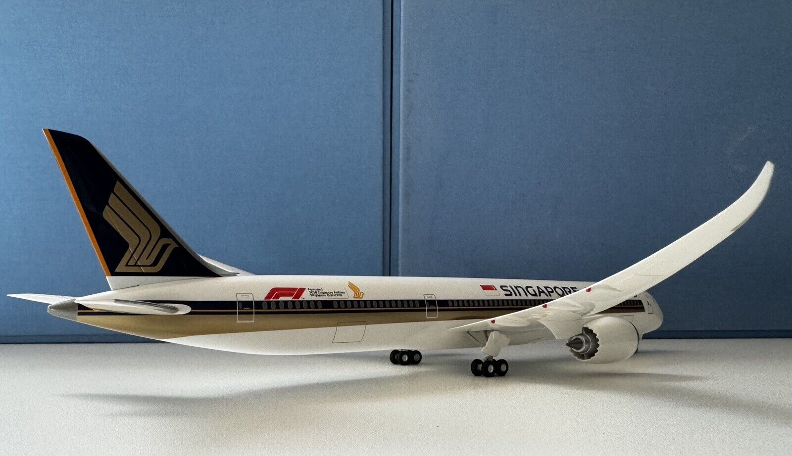 1/200 SINGAPORE AIRLINES BOEING 787-10 DREAMLINER SINGAPORE GRAND PRIX SEALED