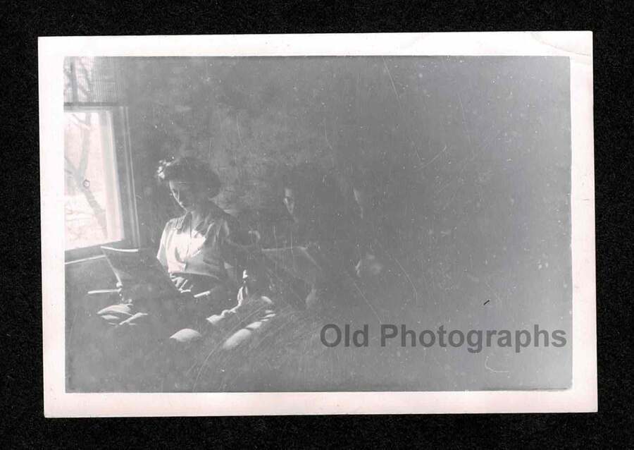 DARK ROOM 3 YOUNG LADIES READING MAGZINES SUNLIT WINDOW OLD/VINTAGE PHOTO- I612