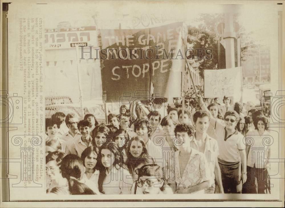 1972 Press Photo Israeli demonstrators gather outside German embassy in Tel Aviv