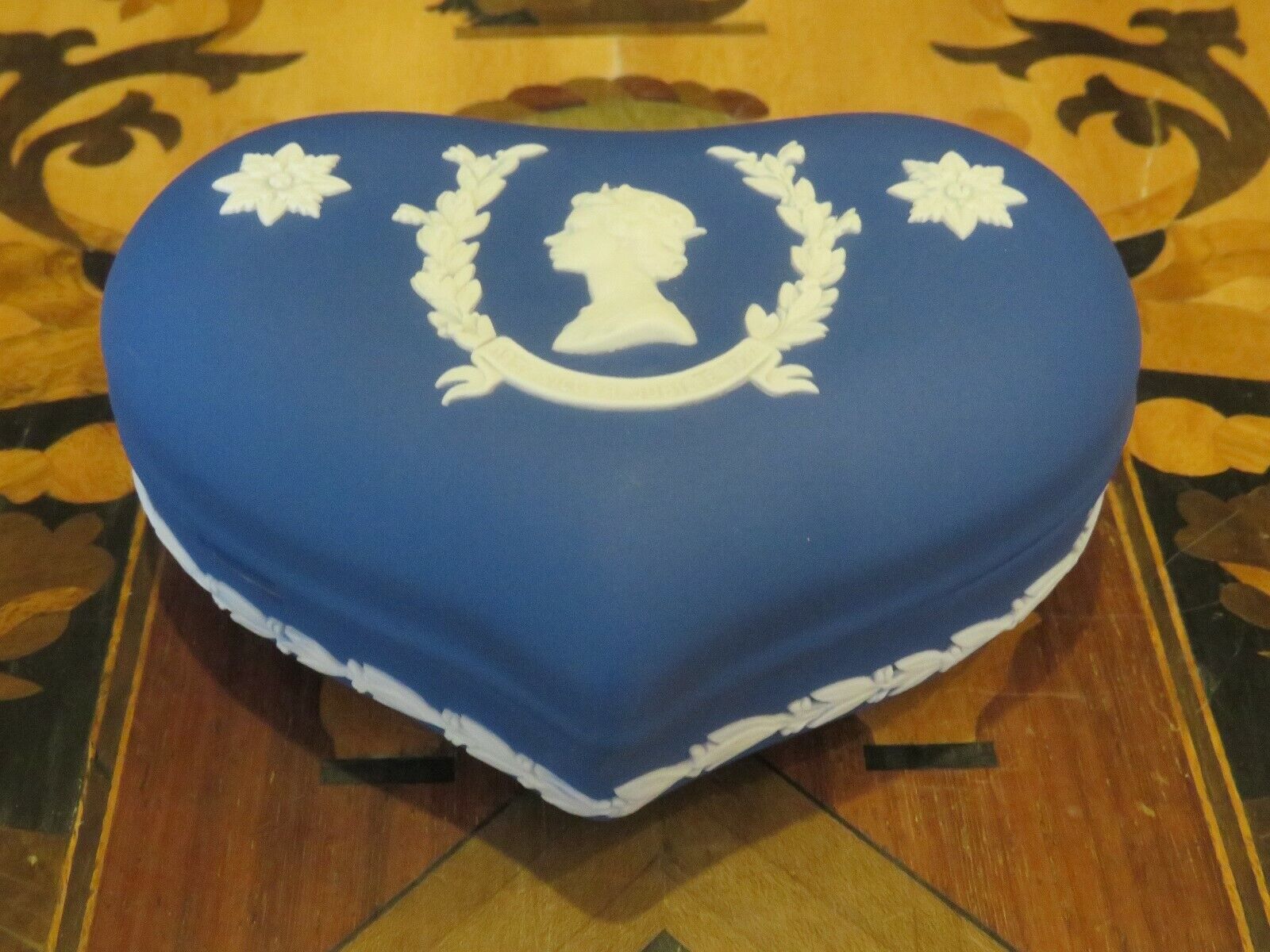 Wedgwood Royal Blue Jasperware HRM Queen Elizabeth II Silver Jubilee Heart Box