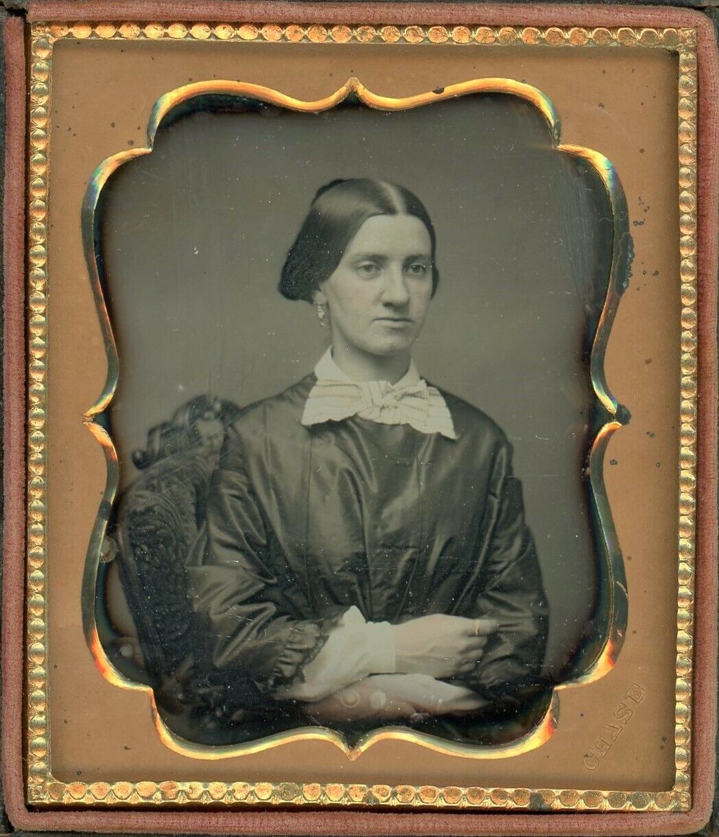 Pretty Woman Arms Crossed Maker Identified As Chase (1/6 Plate Daguerreotype)