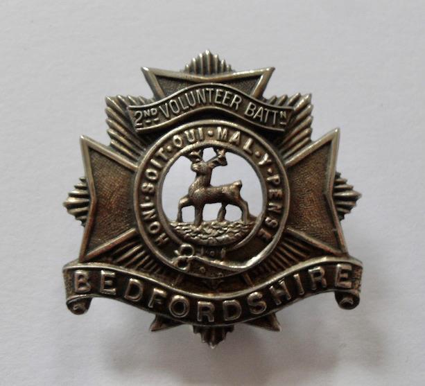 BRITISH ARMY CAP BADGE. BEDFORDSHIRE REGIMENT ( 2nd. Volunteer Battalion ).