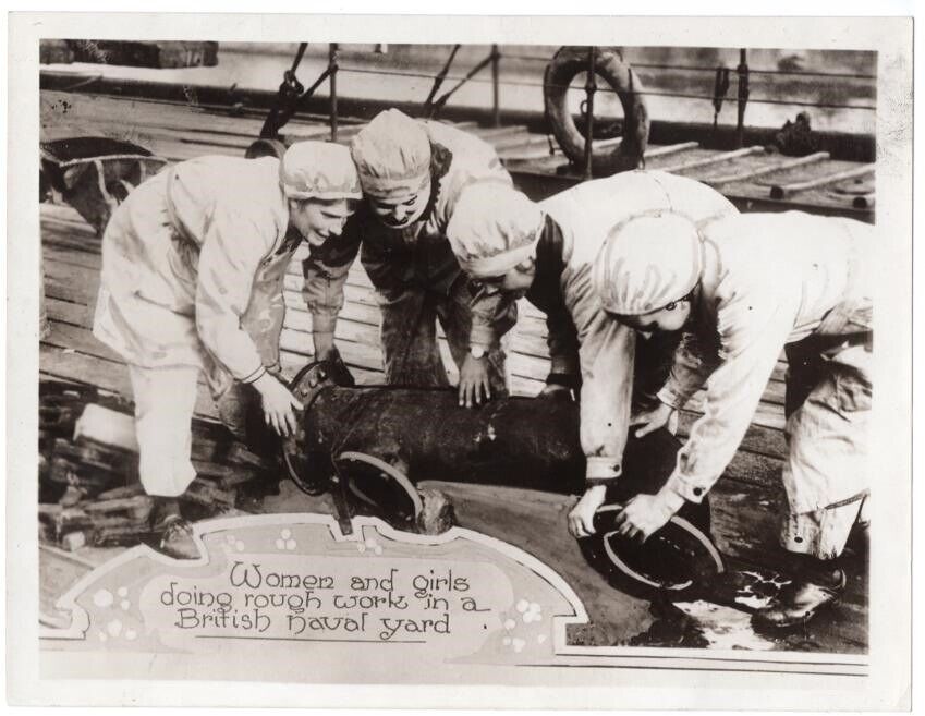 1918 Women and Girls Working in British Shipyard 6.5x8.5 Original News Photo