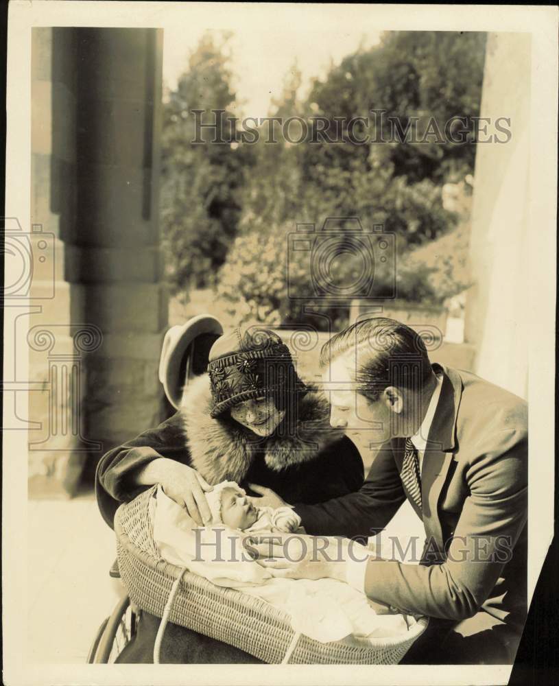 1924 Press Photo Pat O\'Malley with third red-headed daughter Mary Kathleen