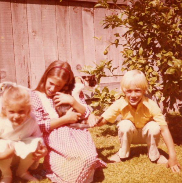 QM176 Vtg Photo THREE CHILDREN WITH KITTY CAT c 1972