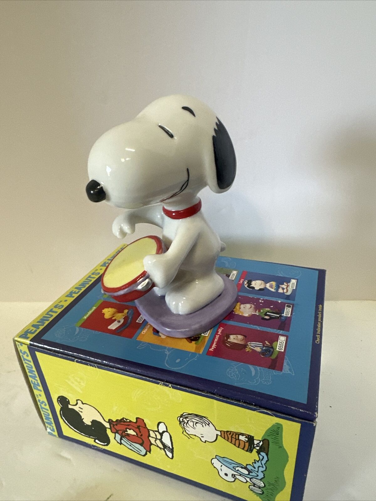 ‘98 Flambro Peanuts Snoopy Porcelain Figurine W/ TAMBOURINE 6552 W/ Original Box