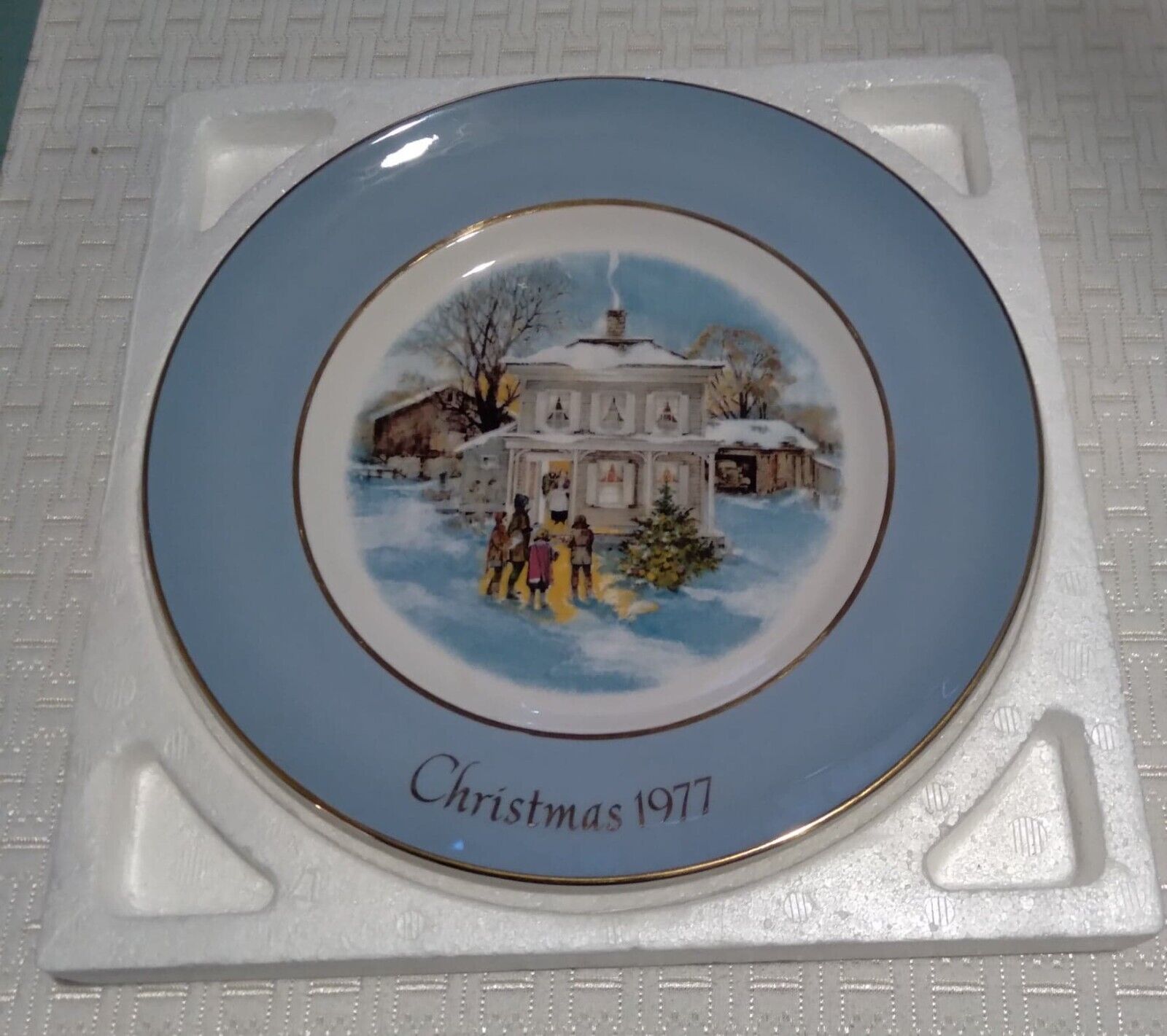 1977 AVON ENOCH WEDGWOOD CAROLLERS IN THE SNOW PLATE MADE IN ENGLAND