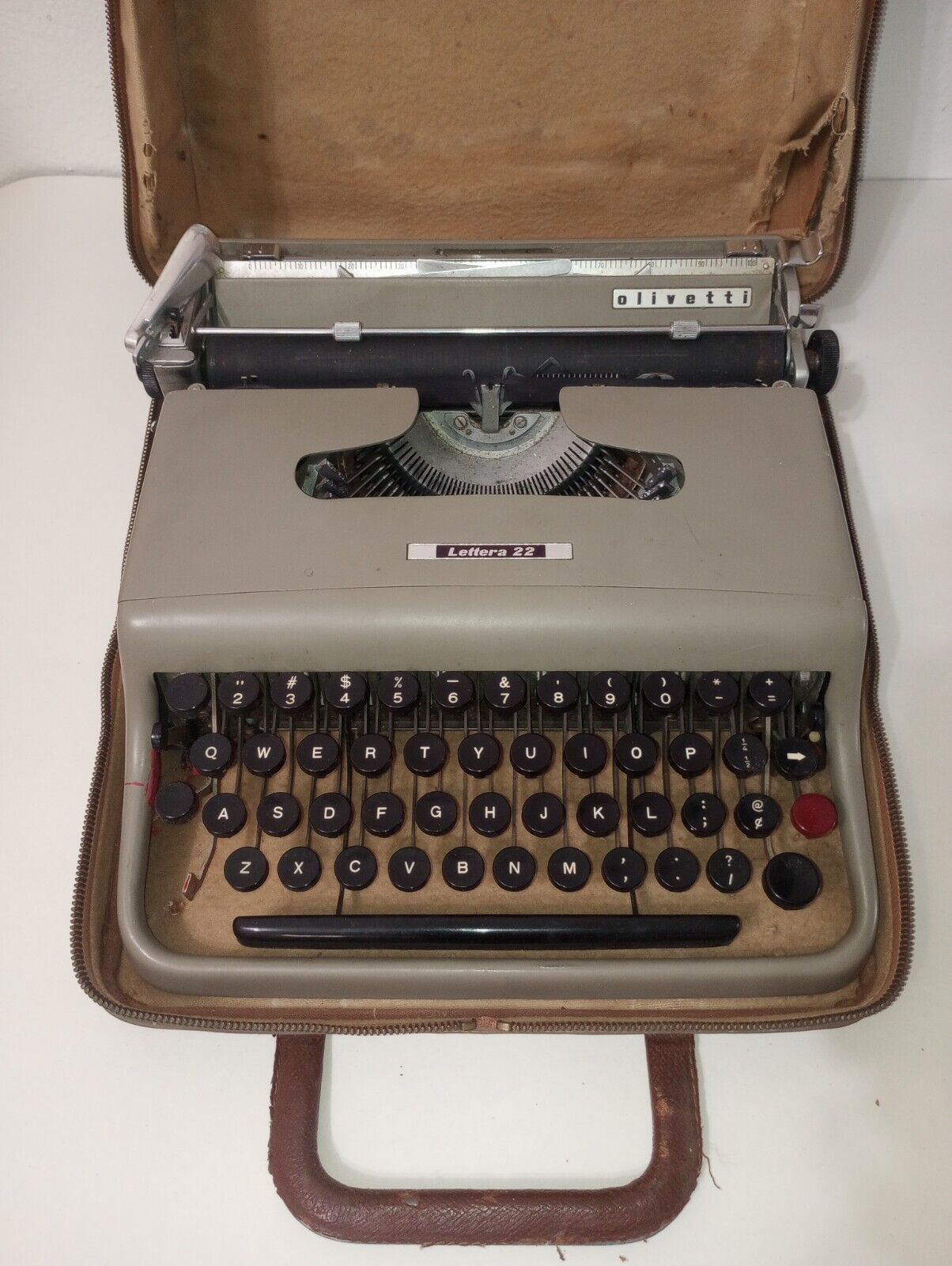 OLIVETTI LETTERA 22 TYPEWRITER . MADE BY IVREA IN ITALY 1950s. ORIGINAL CASE.