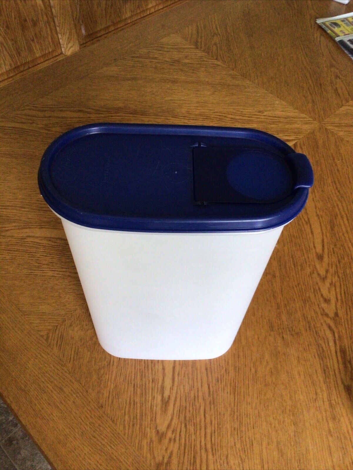 Tupperware Storage Container  1615 With Lid.  12 1/4 Cups Vintage With Pour Lid