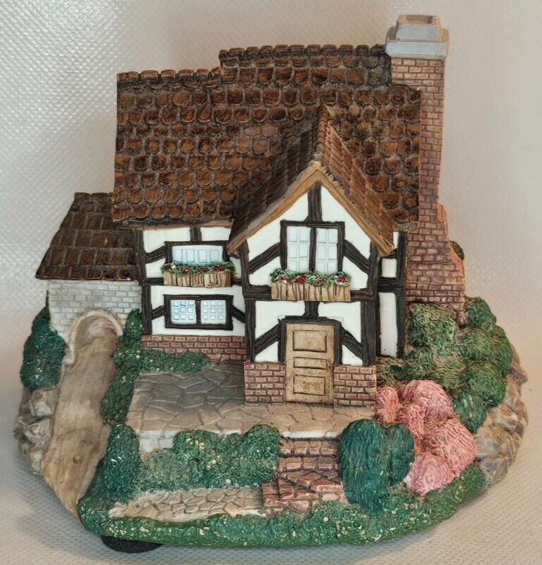 Olde England\'s Classic Cottages Tudor Hall Figurine With Original Box