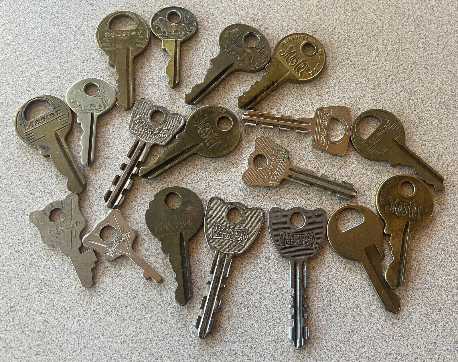 18 Lot Vintage MASTER LOCK Co Keys