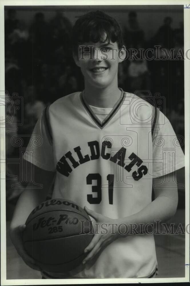 1990 Press Photo West Genesee HS basketball player Kelly Knapp with ball