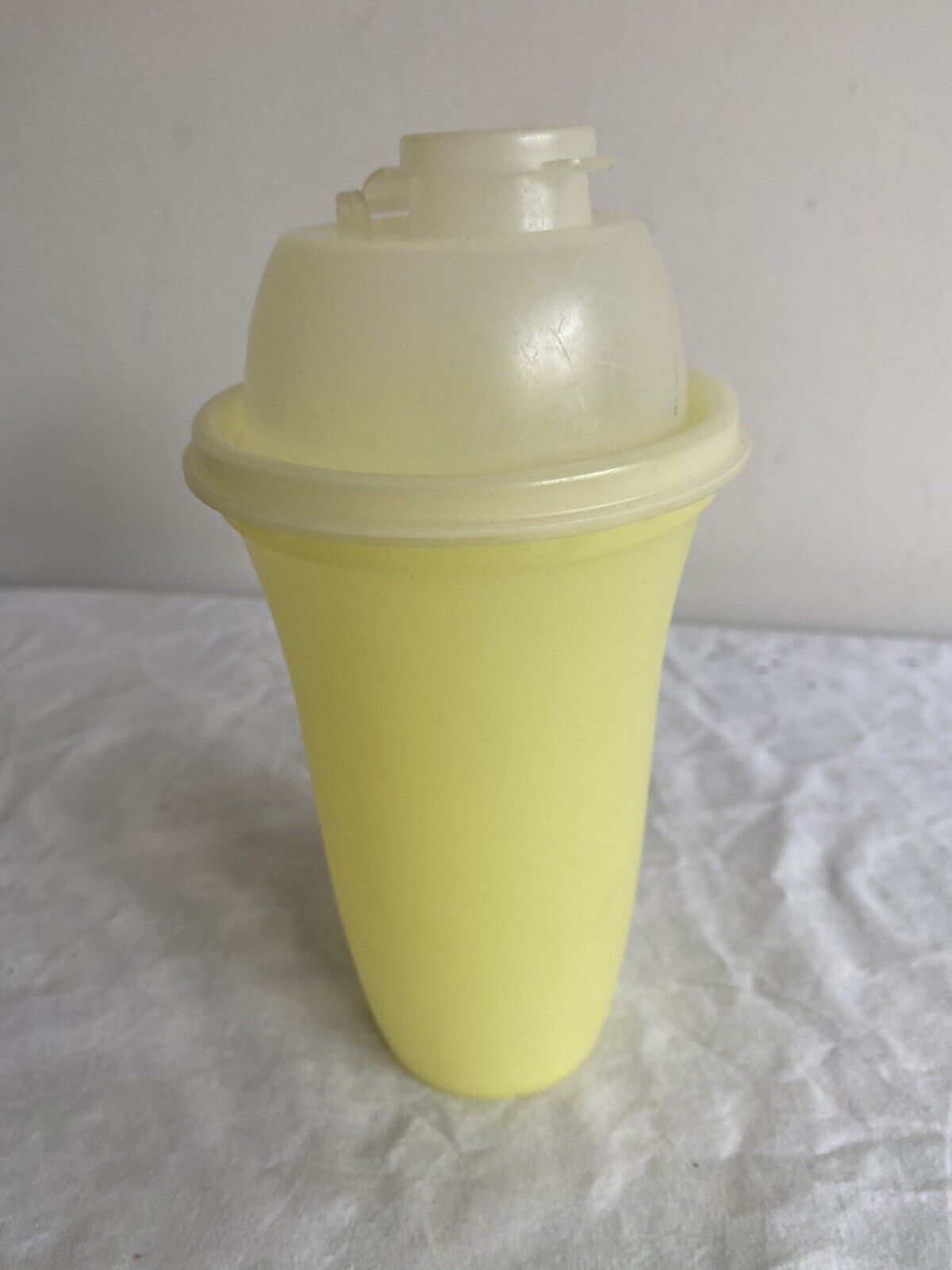 Vintage Tupperware Yellow Quick Shaker Mixer Blender 16oz  844-4 NO MIXING WHEEL
