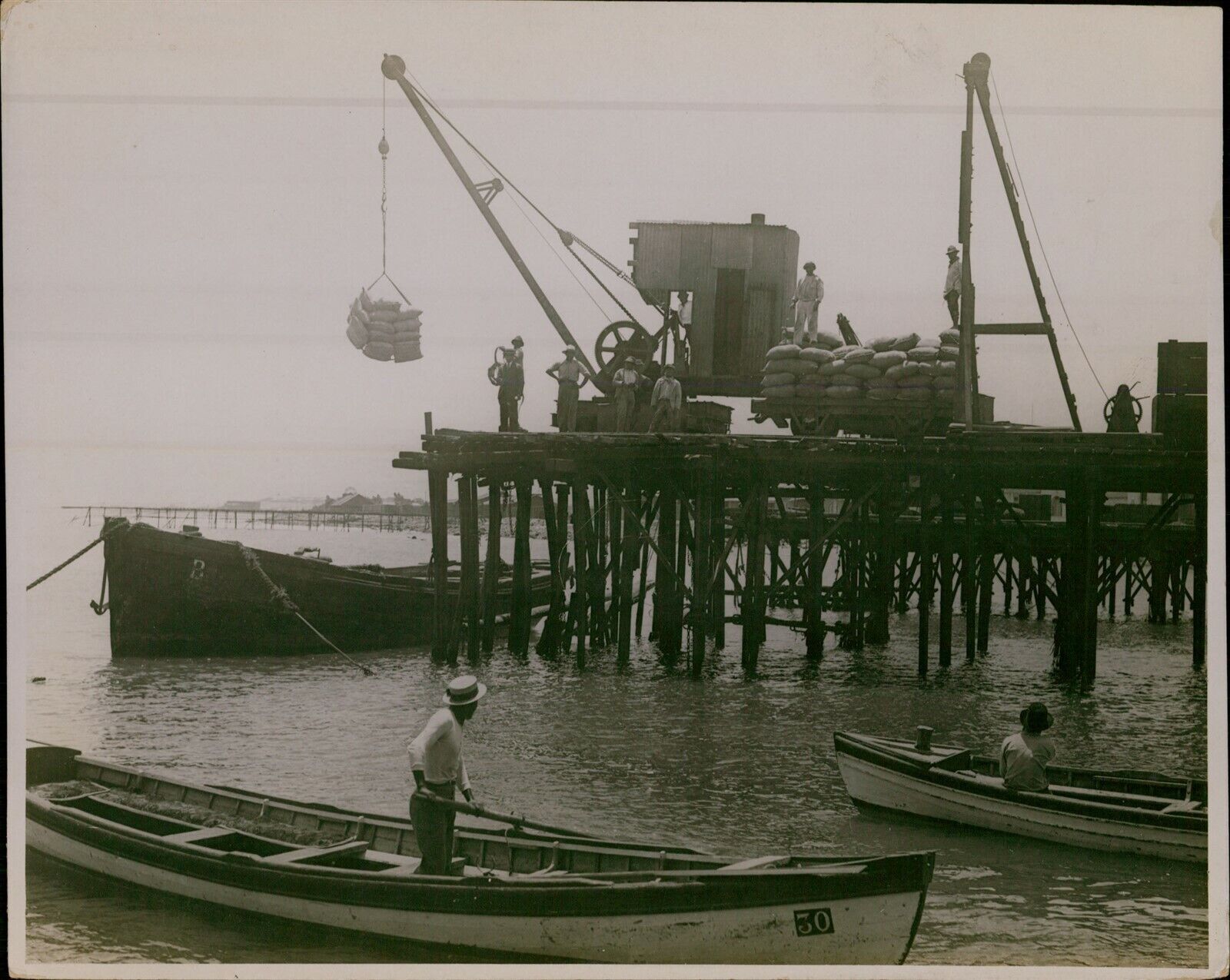 GA27 Original Photo CRANE UNLOADING FLOUR Shipment Sacks Chile Dock Crewmen