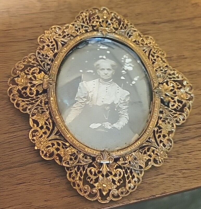 Antique Victorian Ornate Metal Gold Picture Frame Oval Bubble Glass 5.5 x 4.5\