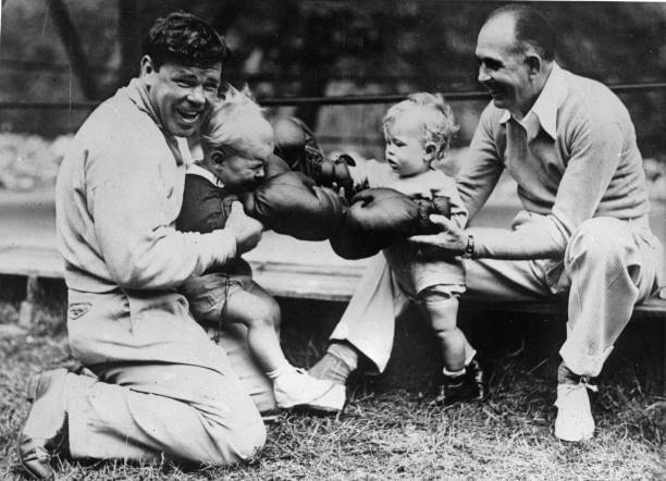 The amerikan Boxer Mickey Walker is giving his son Jimmy his first- Old Photo