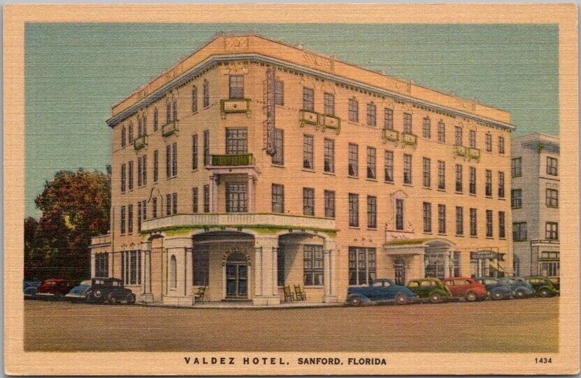 SANFORD, Florida Postcard VALDEZ HOTEL Building / Street View Linen c1940s