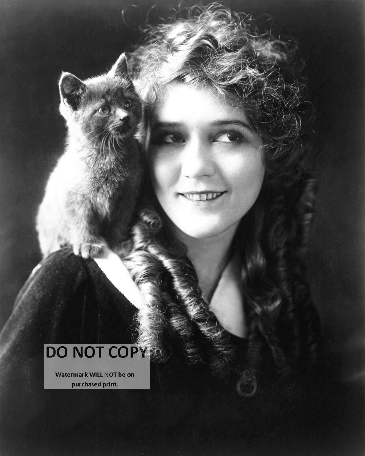 ACTRESS MARY PICKFORD WITH A KITTEN - 8X10 PUBLICITY PHOTO (AB-620)