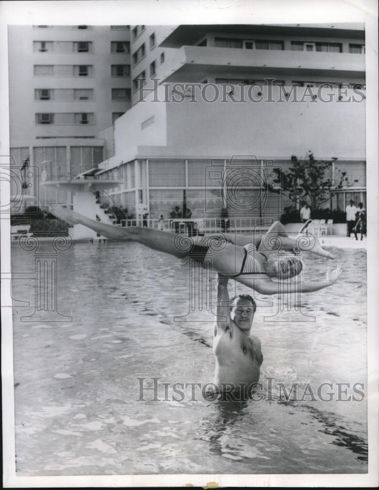 1957 Press Photo Dancers Chiquita & Johnson rehearsed at the swimming pool hotel