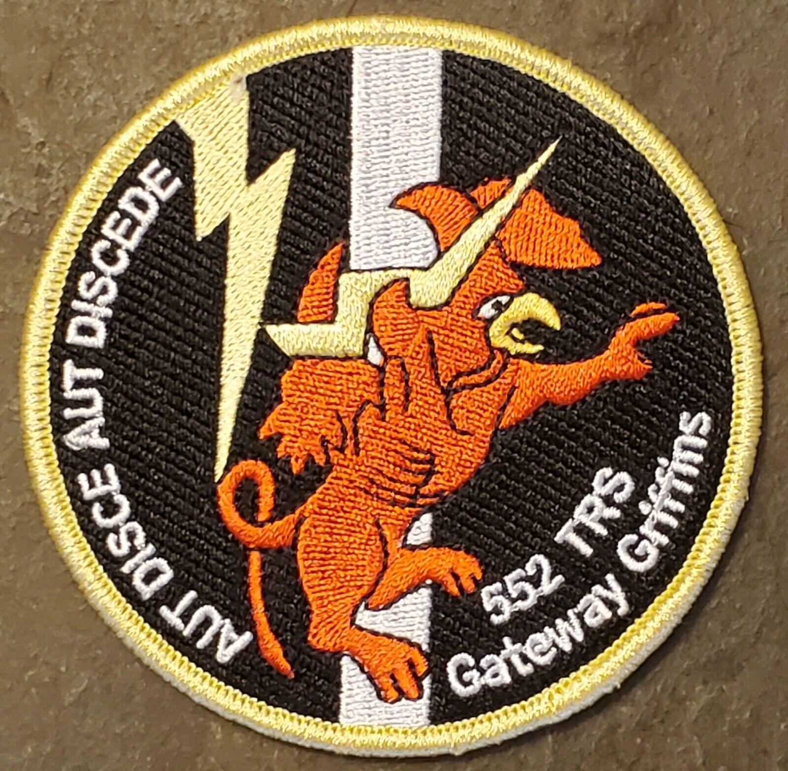 USAF 552nd TRS Gateway Griffins Aut Disce Aut Discede - Learn Or Leave Patch h&l