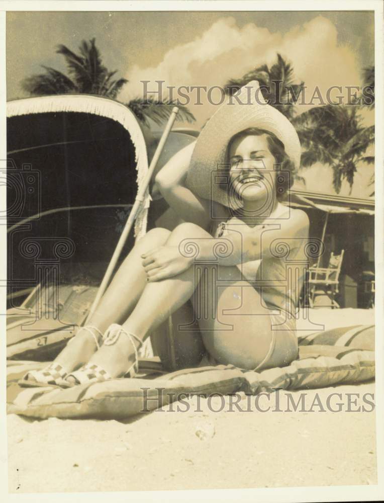 1937 Press Photo Marjorie Reynolds relaxes at Roney Plaza Cabana Club in Miami