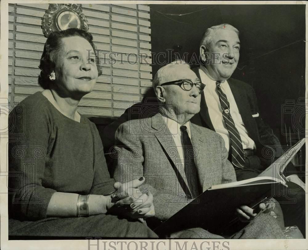 1946 Press Photo Donie Bush looks at scrapbook with the Don Dickeys of Wayzata