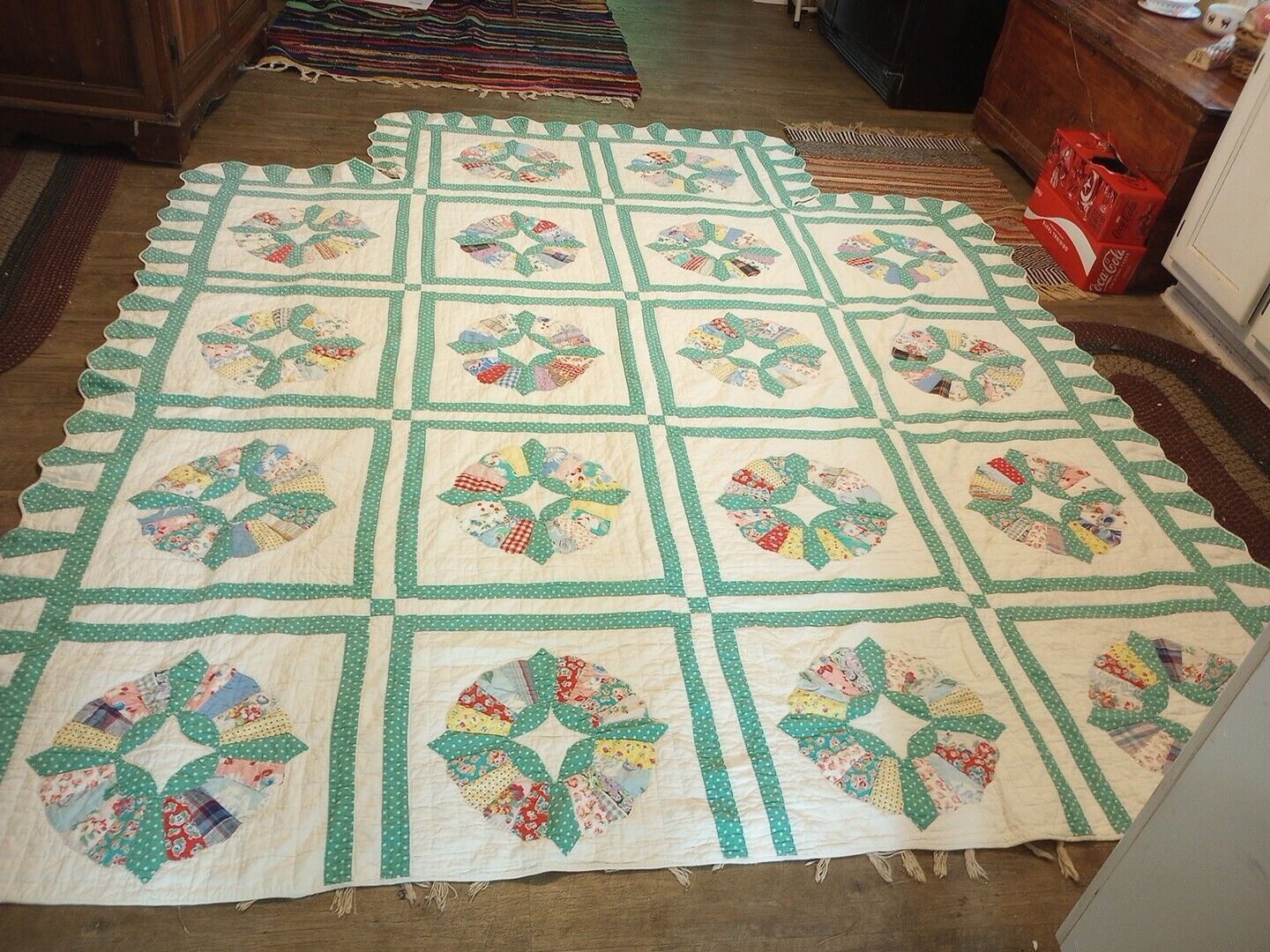 VINTAGE 1940\'S HANDMADE FLOUR/FEED SACK QUILT DRESDEN PLATE 80 x 74 - Awesome