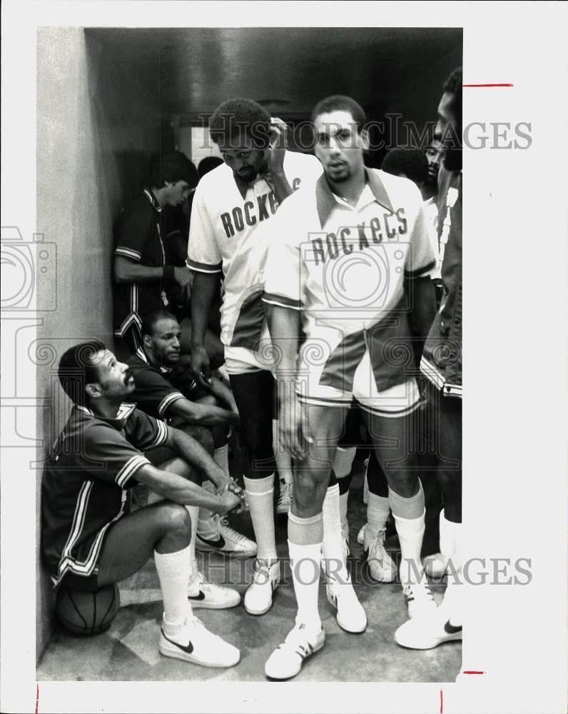 1979 Press Photo Houston Rockets basketball players pass opponents at halftime
