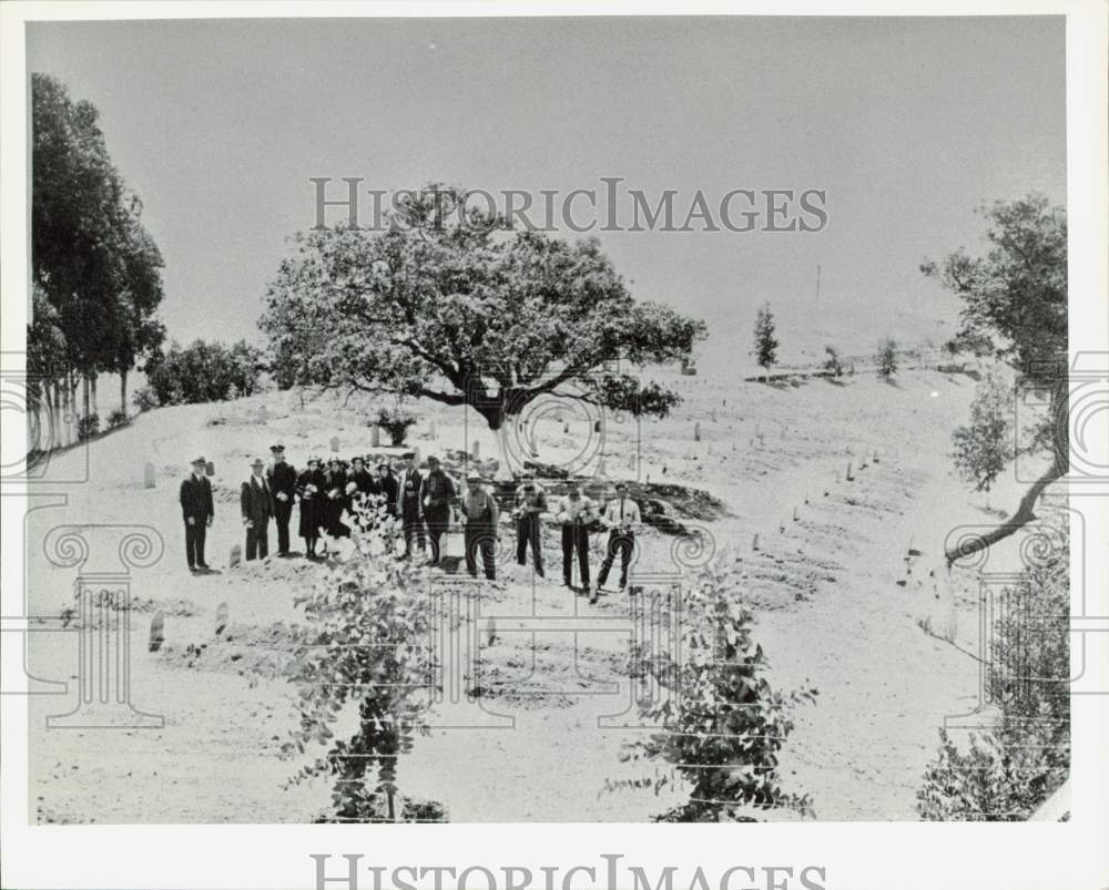 Press Photo Mourners Visit San Quentin Prison Cemetery Circa 1940, California