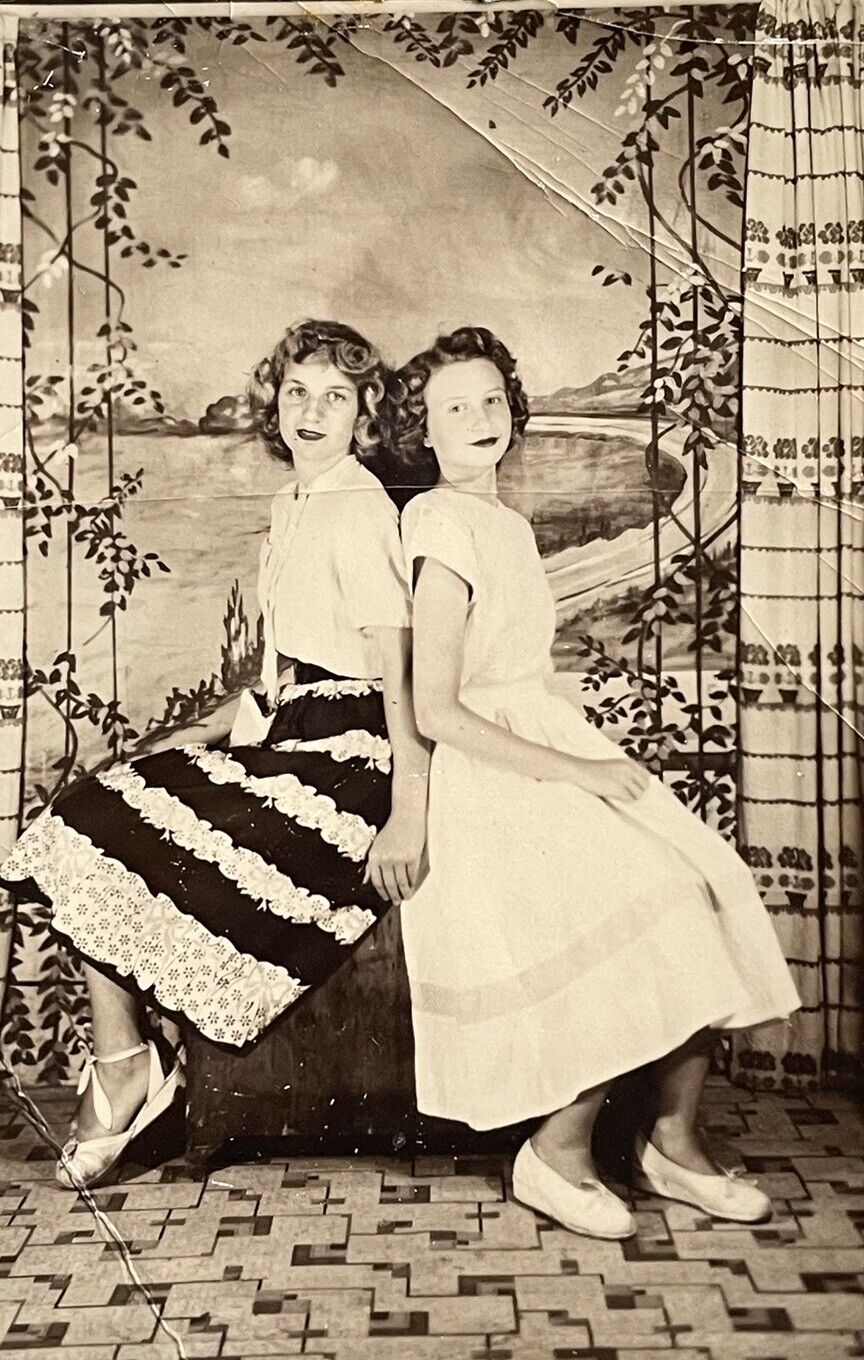 VTG PHOTO BOOTH Pretty Young Women Pose BACK To BACK 1940s
