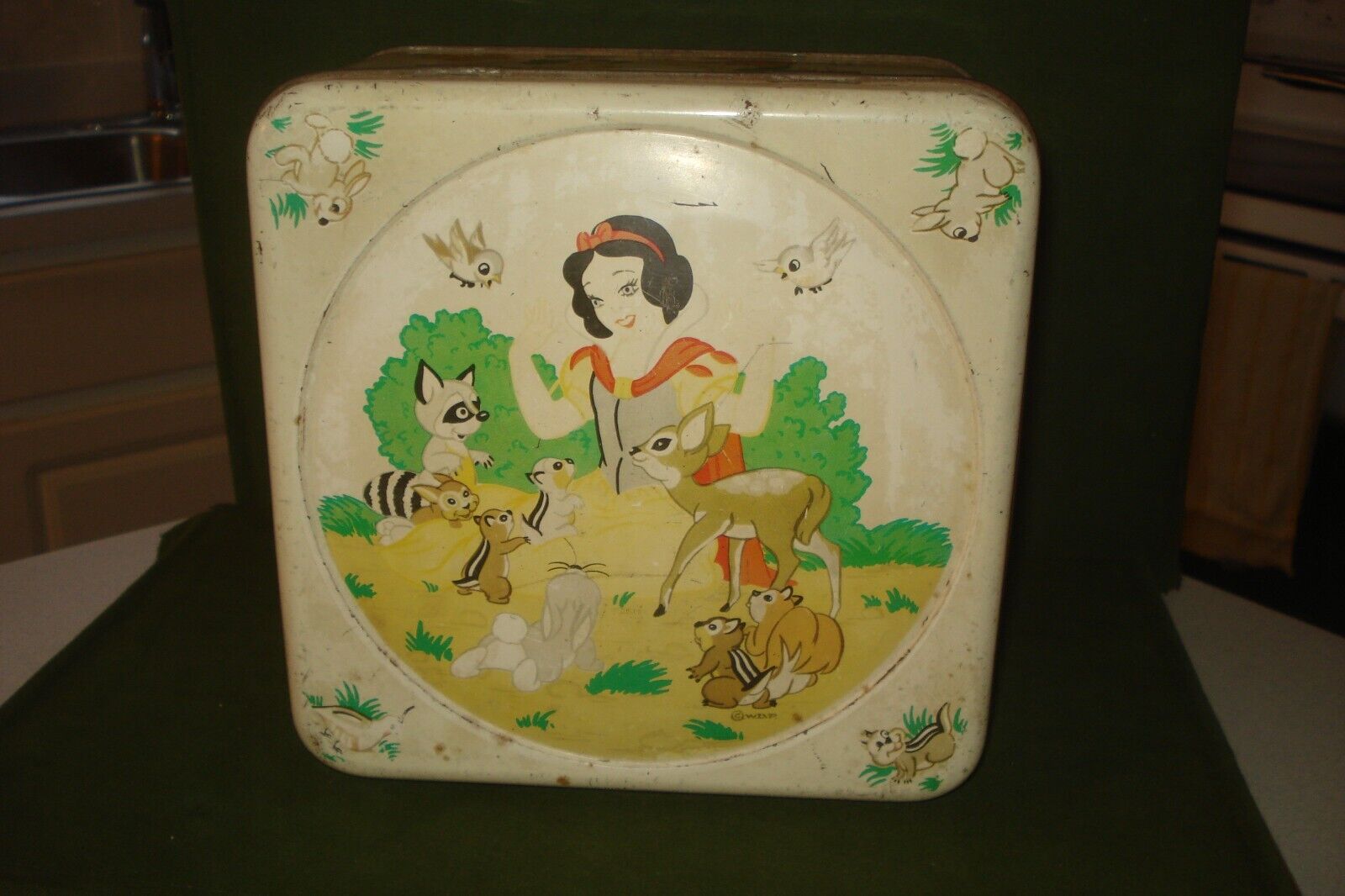 VINTAGE SNOW WHITE FRENCH CAKE TIN, GREAT GRAPHICS, WDP, 1940\'S OR 1950\'S.