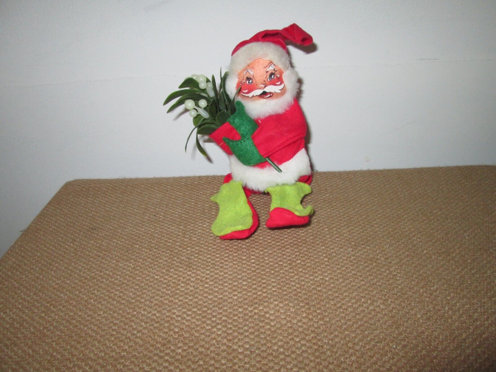 Vintage 1971 ANNALEE Mobilitee Sitting Knee Hugger Felt Santa Doll w/ Mistletoe