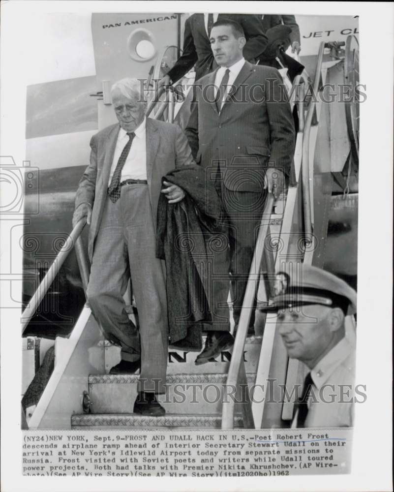 1962 Press Photo Robert Frost and Stewart Udall leave plane at Idlewild in NY.