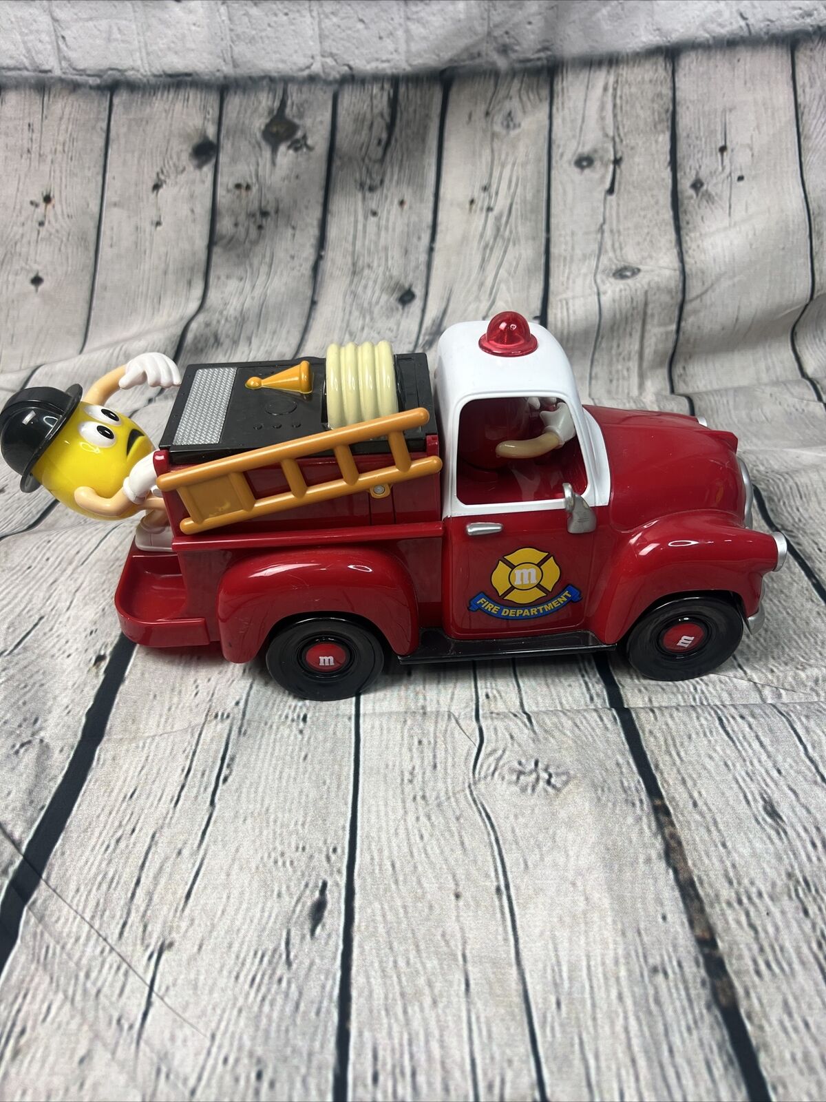 OFFICIALLY LICENSED 2006 M&M\'s LIMITED EDITION FIRE TRUCK DISPENSER 