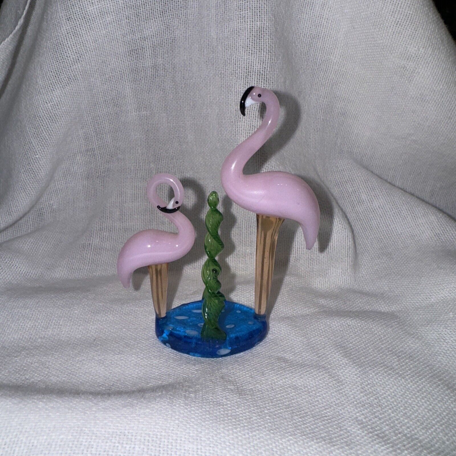 VINTAGE SOLID ART GLASS FLAMINGO STRUCTURE 3.5 INCHES TALL  3 INCHES  WIDE