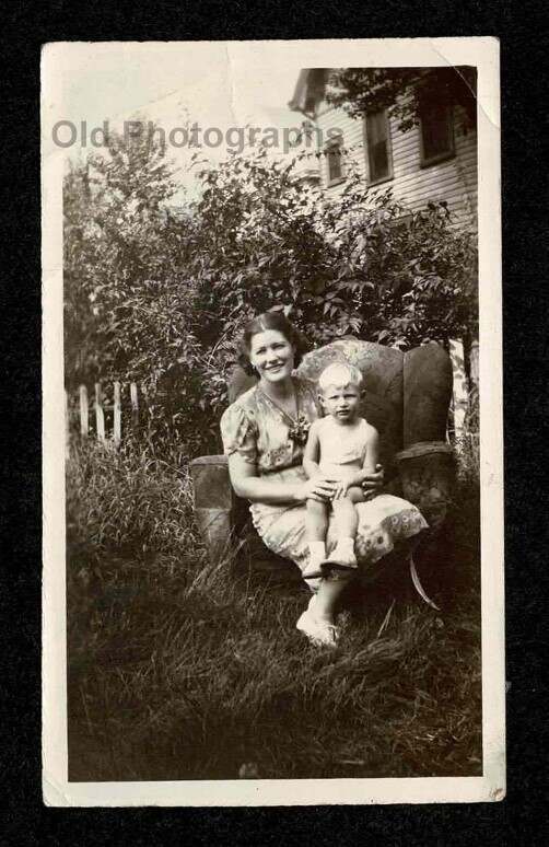 MOM BABY LIVING ROOM CHAIR OVER GROWN YARD OLD/VINTAGE PHOTO SNAPSHOT- H447