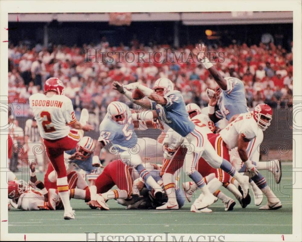 1988 Press Photo Houston Oilers player Jeff Donaldson blocks a Chiefs punt