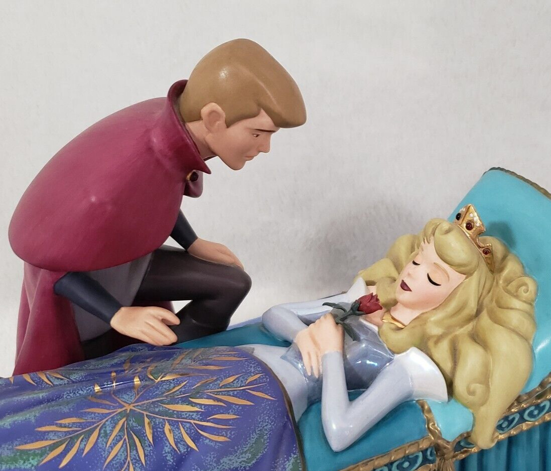 WDCC Sleeping Beauty Love\'s First Kiss Walt Disney Classics Collection Figurine