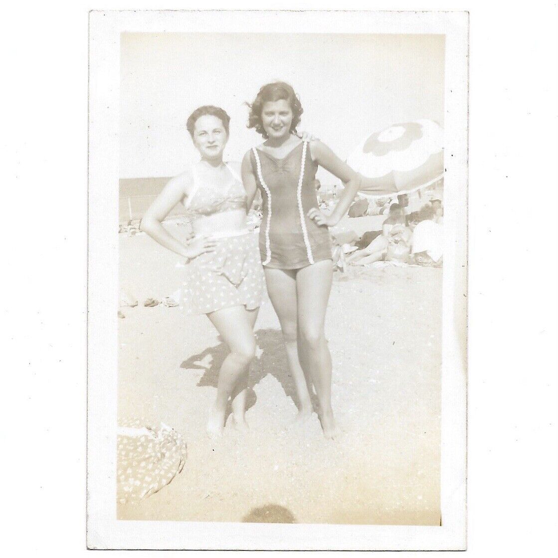 Vintage Photo Pretty Young Women At New Haven Beach Cute Girl Friends CT 1940s