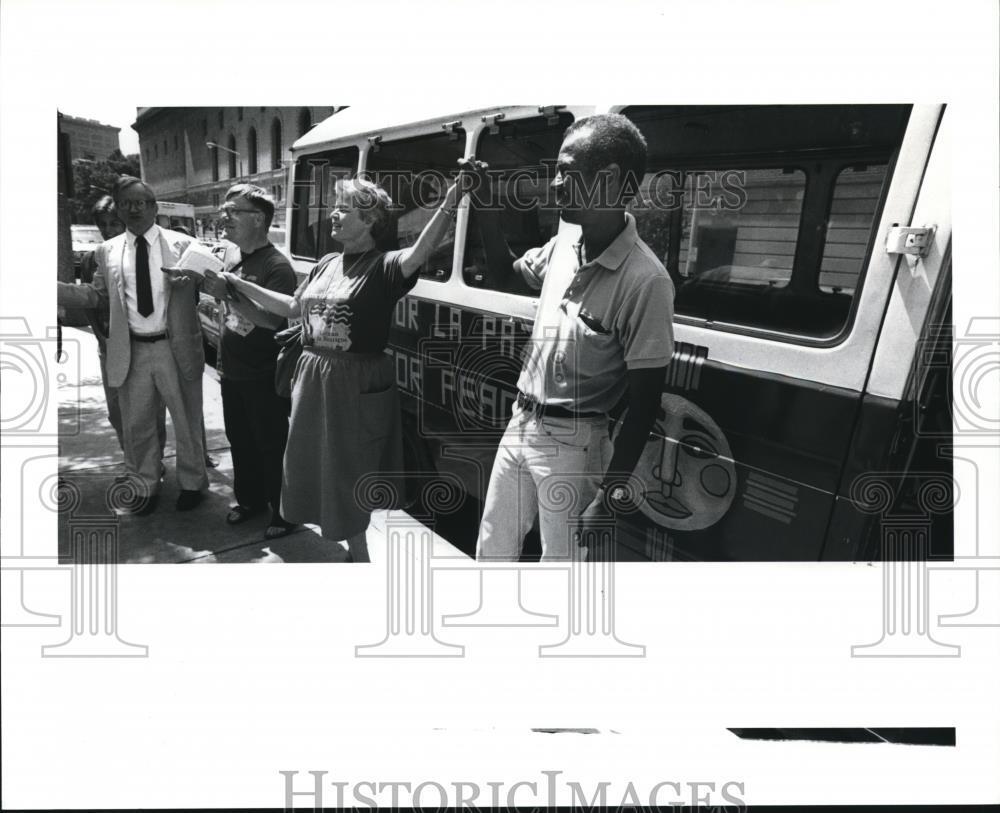 1989 Press Photo Members of Pastors for peace raise three hands to friends