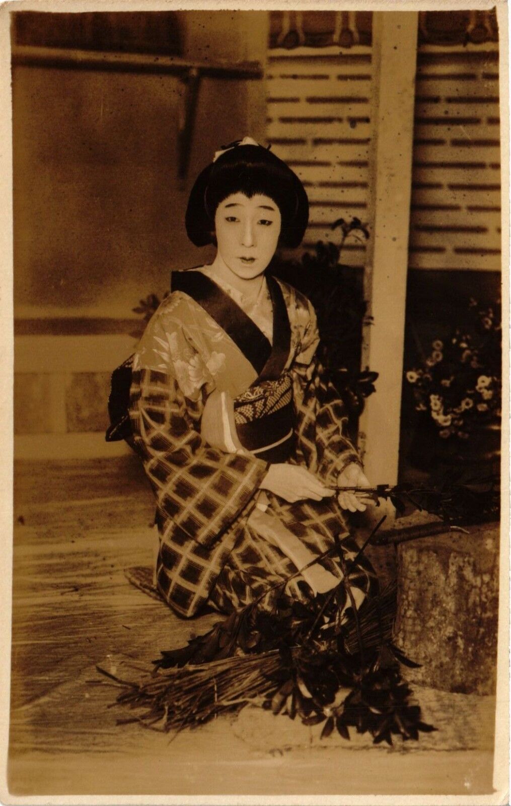 PC CPA JAPAN, GEISHA GIRL IN DRESS SITTING, Vintage Real Photo Postcard (B3675)