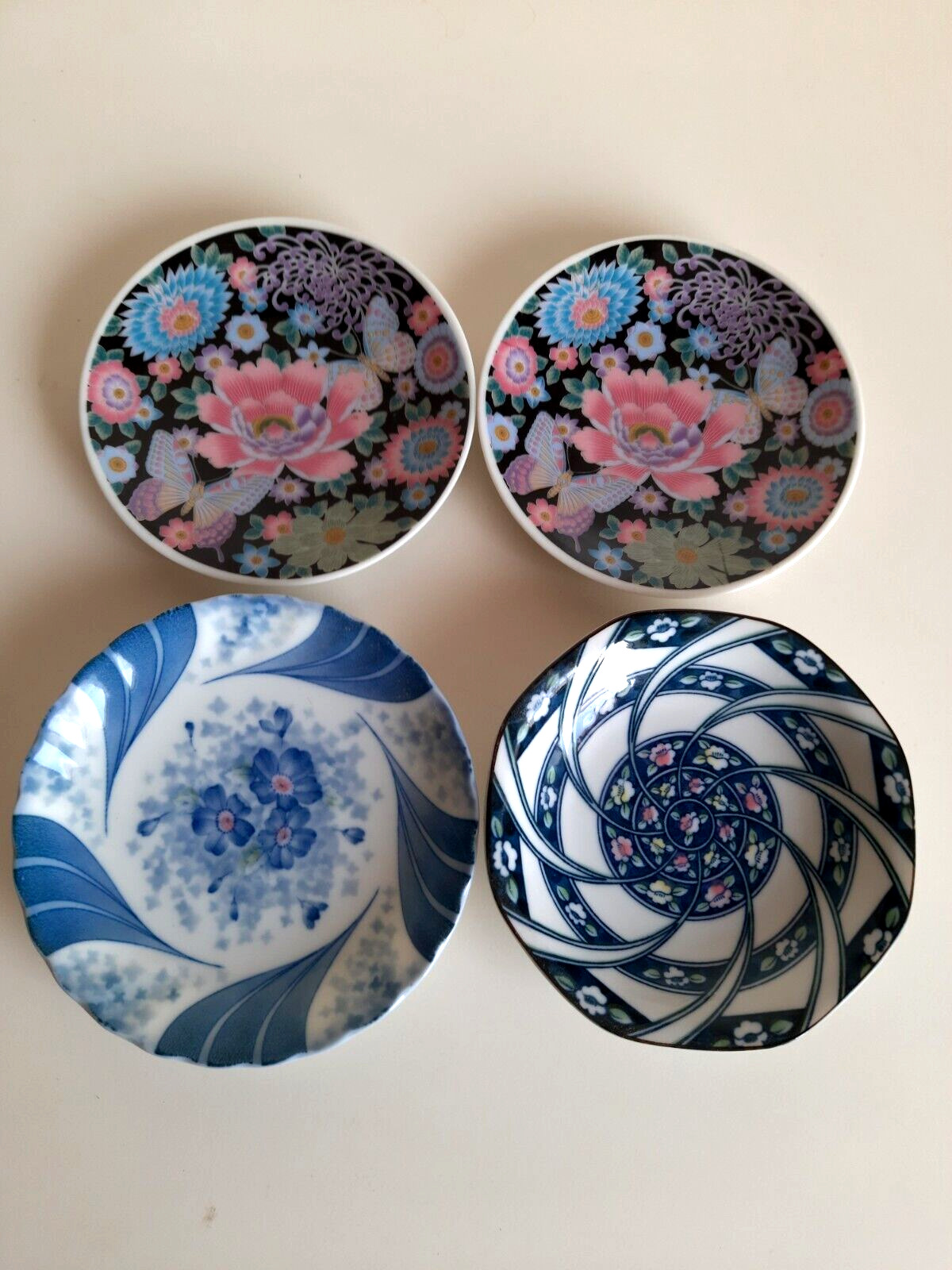 	SET OF 4 SMALL BOWLS OF FINE JAPANESE-MADE PORCELAIN		