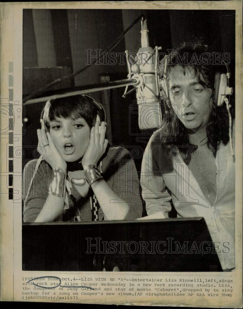 1973 Press Photo Liza Minnelli, Alice Cooper Recording for His New Album, NYC