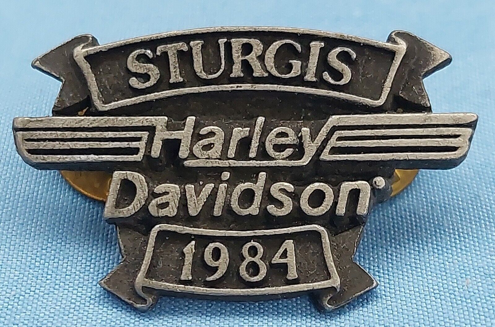 VINTAGE OFFICIALLY LICENSED 1984 STURGIS HARLEY DAVIDSON PIN PRE-OWNED 