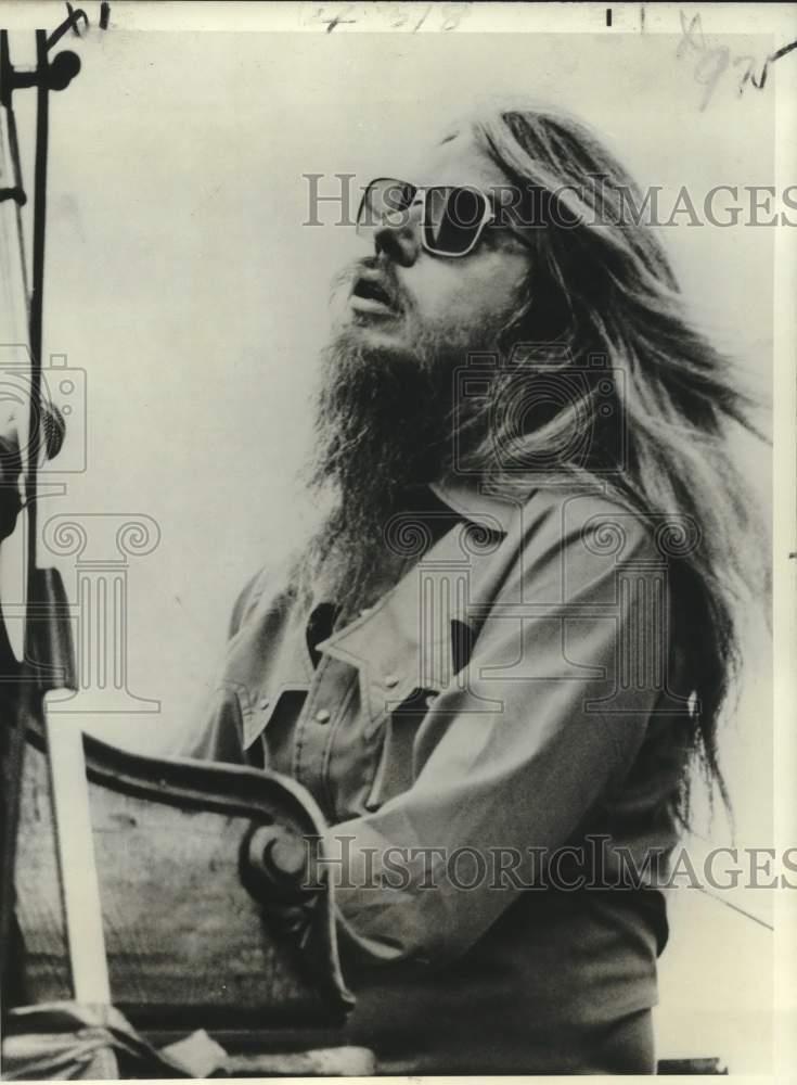 1974 Press Photo Musician Leon Russell performs on stage for an audience
