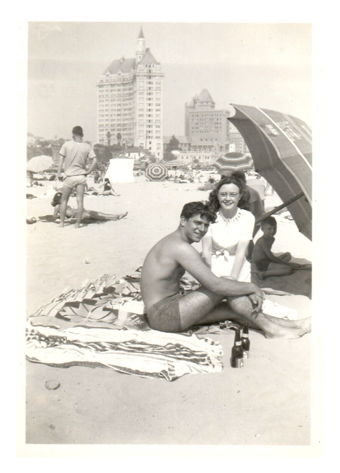 1940s-1950s Villa Riviera Long Beach LA Beach Day Friends Pin Up Vintage Photo