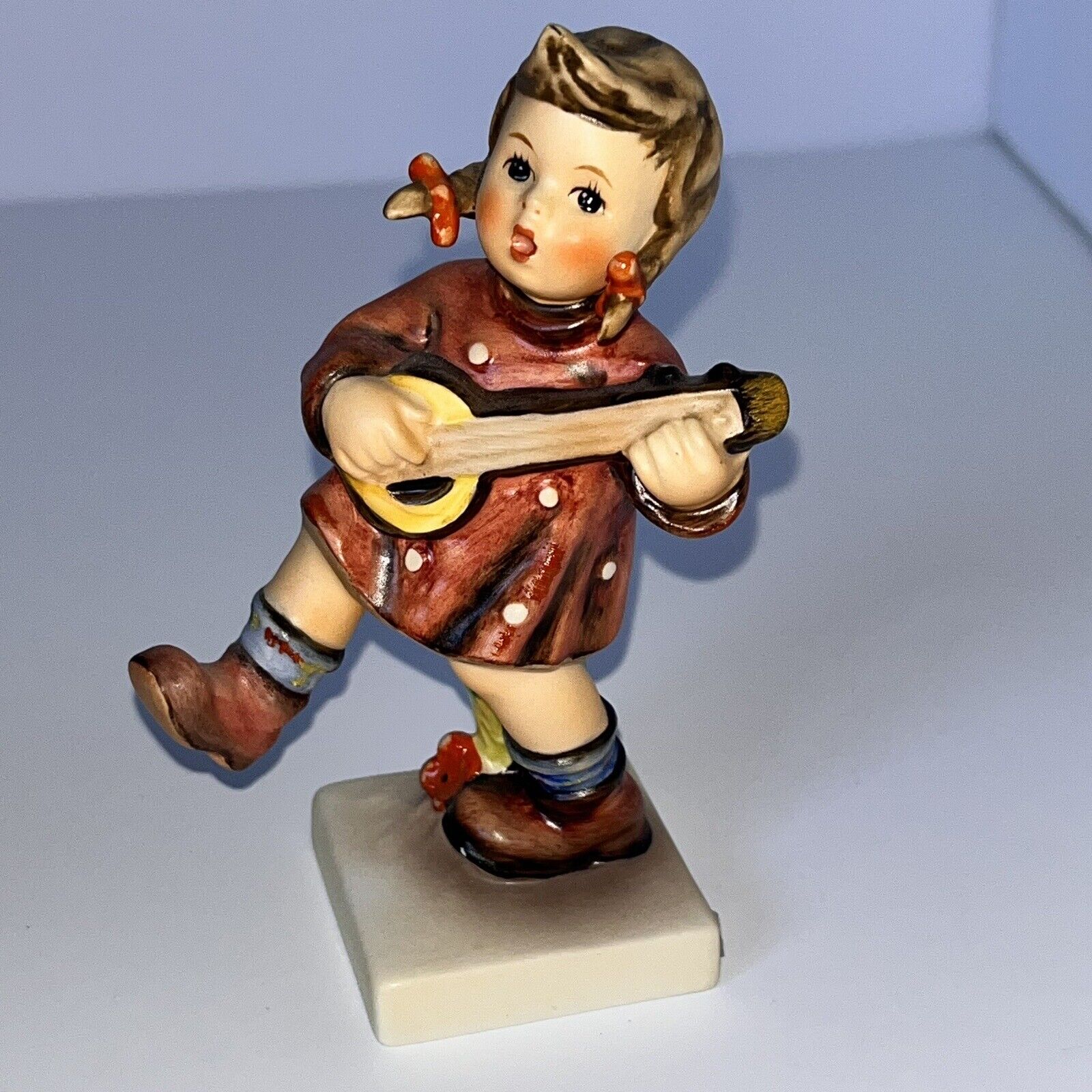 Goebel Hummel Figurine Girl Play Bango Happiness #86 Signed 4.5”x2.5”x1.75”