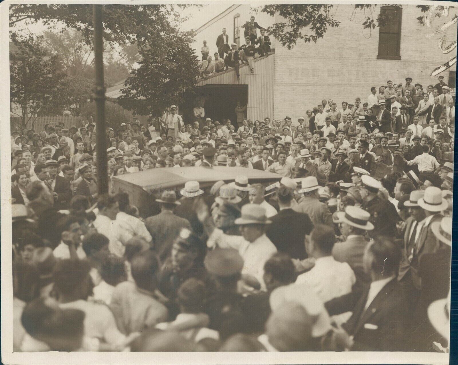 1931 Huge Crowd People Sitting Roof Business Buildings Image Vintage Press Photo