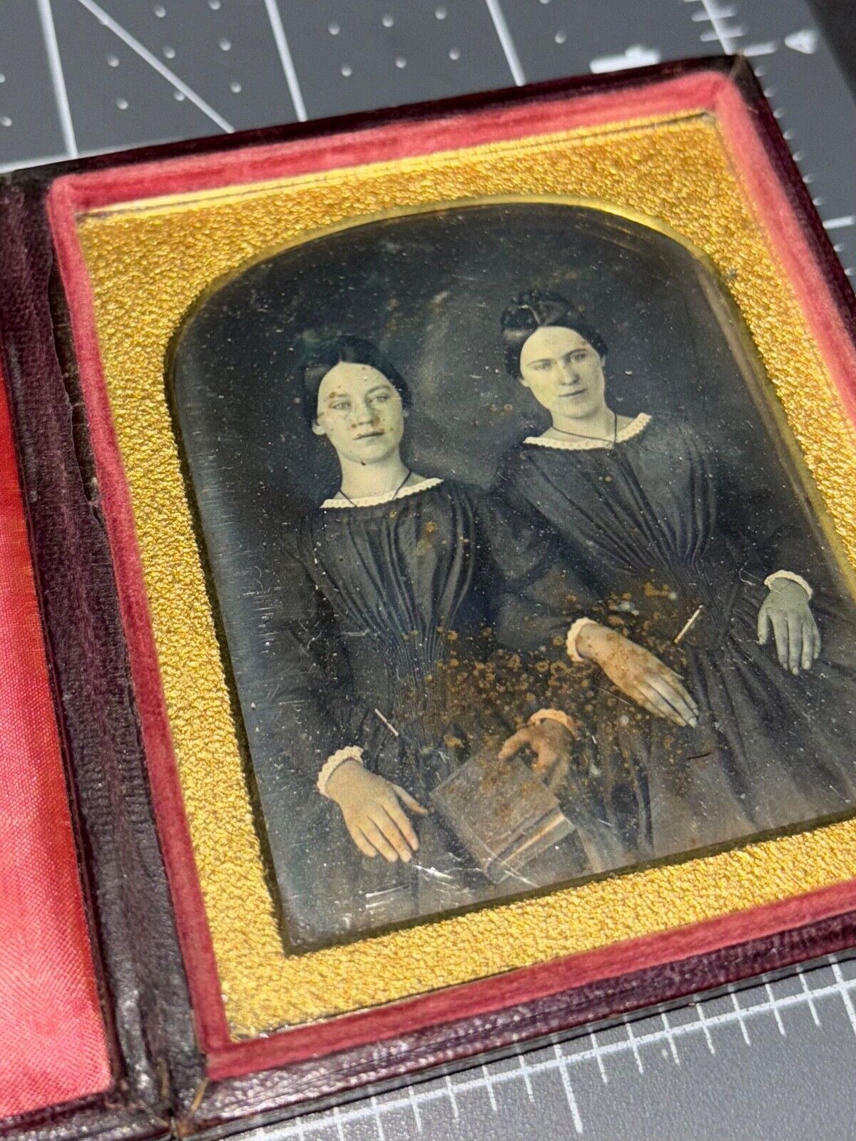 1840s Affectionate WOMEN Arm in Arm BOOK Antique Daguerreotype PHOTO Sisters
