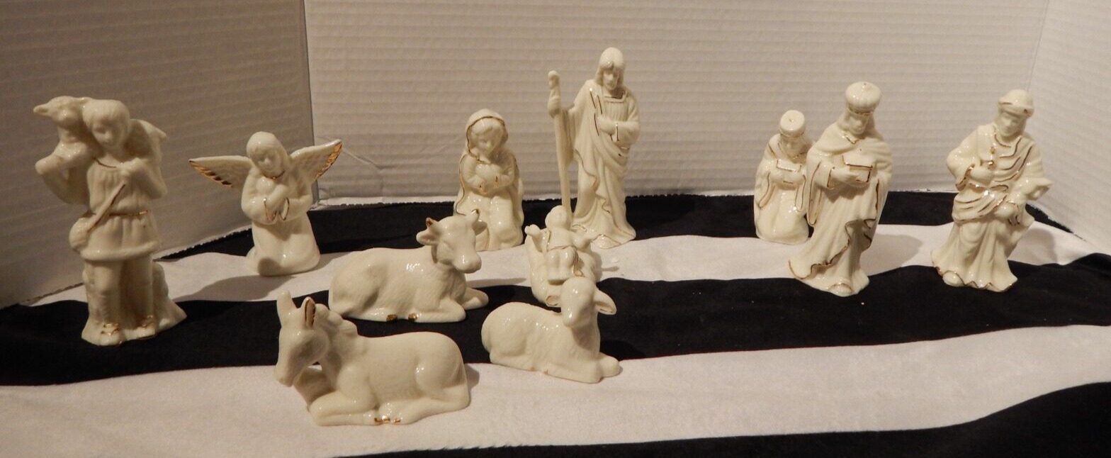 Porcelain Nativity 11 Piece Set In White With Gold Trim